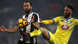 Striker Juventus, Gonzalo Higuain, berebut bola dengan bek Pescara, Francesco Zampano. Pada laga ini Juve menguasai jalannya laga dengan penguasaan bola 62 persen. (AFP/Marco Bertorello)