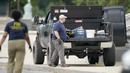 Sebuah truk pickup di trotoar depan Perpustakaan Kongres AS, sebelah timur gedung Capitol, yang dicurigai membawa bahan peledak, Kamis (19/8/2021). Ancaman ledakan bom itu memicu evakuasi dan respons besar-besaran polisi, dan membuat kecemasan ke seluruh kota. (AP Photo/Carolyn Kaster)