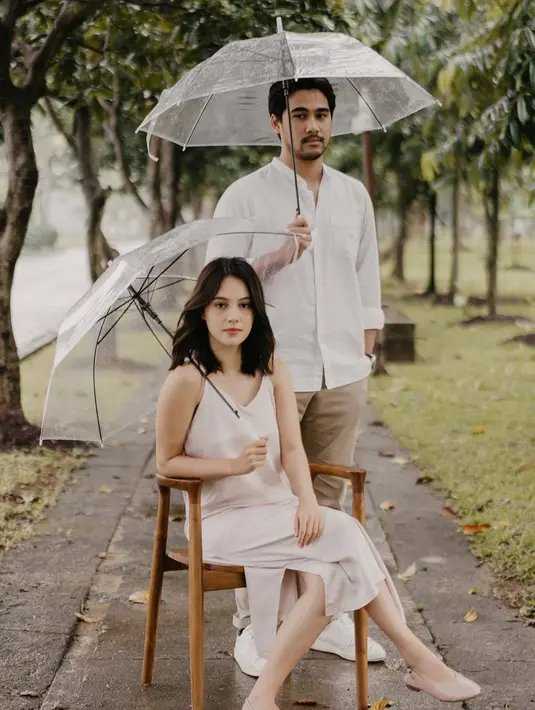 Dalam pemotretannya tersebut, keduanya tampil dengan busana senada yang simpel. Meski tampil simpel, terlihat bahwa pasangan ini terlihat begitu romantis dan sangat serasi saat berpose bersama. Sudah jalani 7 tahun pacaran, keduanya memang selalu terlihat kompak. (Liputan6.com/IG/@anggikabolsterli)