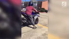 Hal yang tak diinginkan terjadi saat seorang wanita belajar mengendarai motor sport.