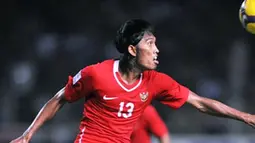 Penyerang Timnas Indonesia, Budi Sudarsono beraksi dalam partai kontra Singapura di ajang AFF Suzuki Cup di Jakarta, 9 Desember 2008. Indonesia kalah 0-2. AFP PHOTO/Bay ISMOYO