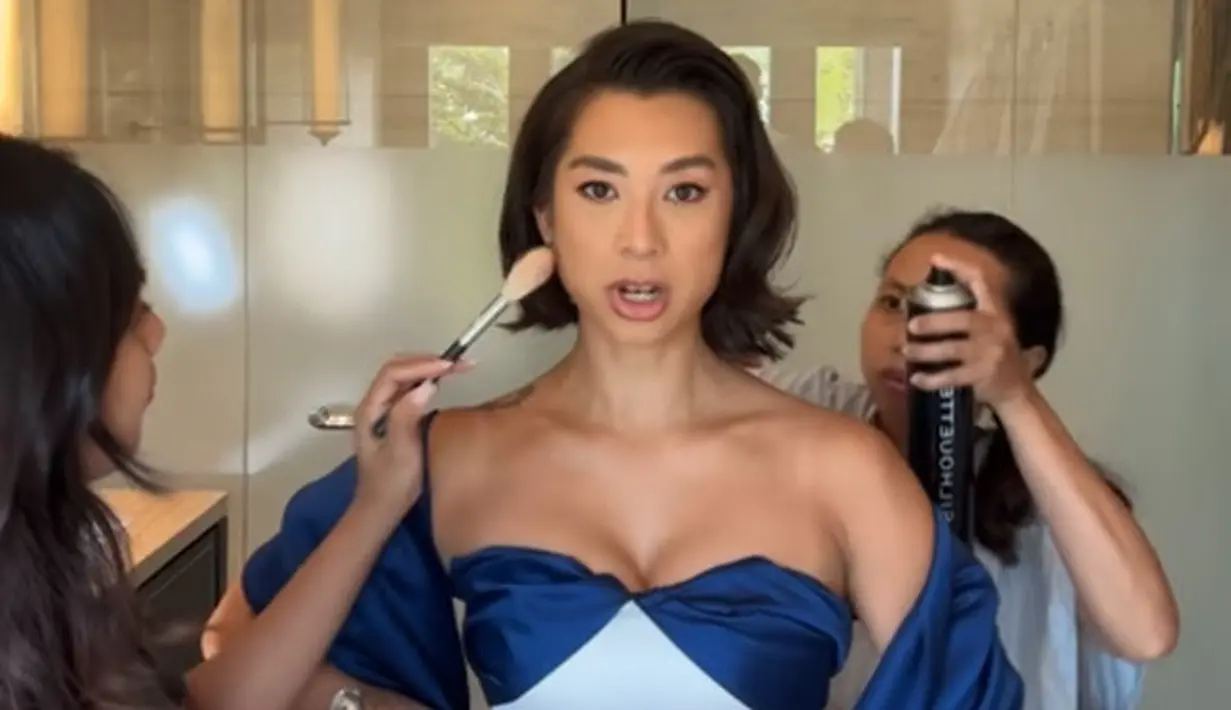 Jennifer Bachdim menampilkan makeup bold dengan rambut pendeknya yang ditata sedikit ikal dan menghadirkan gaya sleek. [Foto: Instagram/jenniferbachdim]