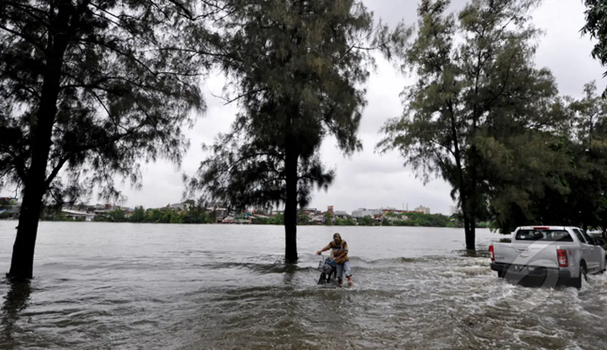 Curah hujan yang tinggi di Jakarta menyebabkan sejumlah kawasan terendam banjir. Luapan air Danau Sunter terlihat memenuhi ruas jalan disekitarnya, Jakarta, Selasa (10/2/2015). (Liputan6.com/Faizal Fanani)