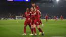 Pemain Liverpool James Milner (tengah) merayakan dengan rekan satu tim setelah mencetak gol ke gawang Leicester City pada pertandingan Liga Inggris di King Power Stadium, Leicester, Inggris, Kamis (26/12/2019). Liverpool menang 4-0. (Oli SCARFF/AFP)