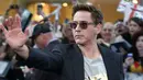 Robert Downey berpose layaknya Iron Man. (via theguardian.com)