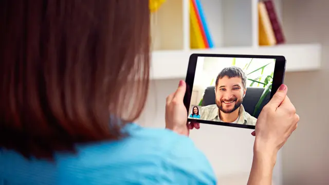 Curhat Pembaca: Jatuh Cinta Tapi Takut LDR