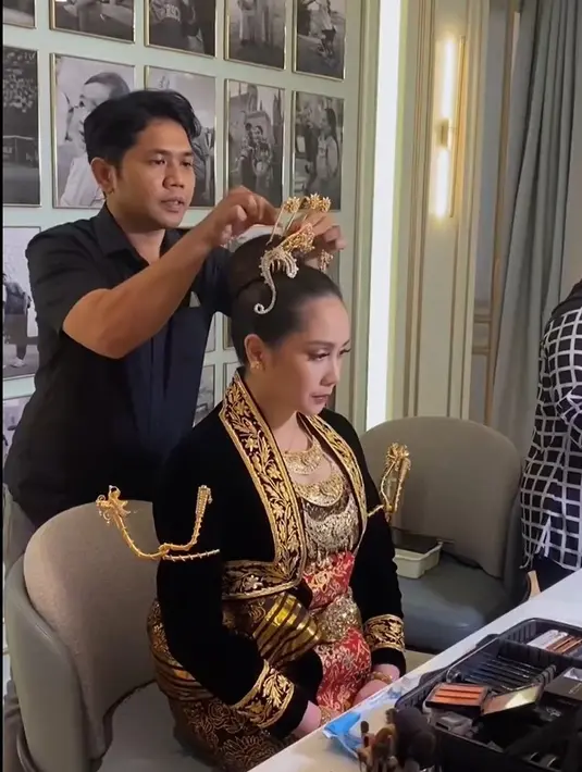 Pasangan ini menikah pada 17 Oktober 2014 lalu. Tahun ini, orangtua Rafathar dan Cipung itu merayakan ulang tahun pernikahan ke-9. Nagita dimomen ulang tahun berdandan jadi pengantin Jawa. [Instagram/raffinagita1717]