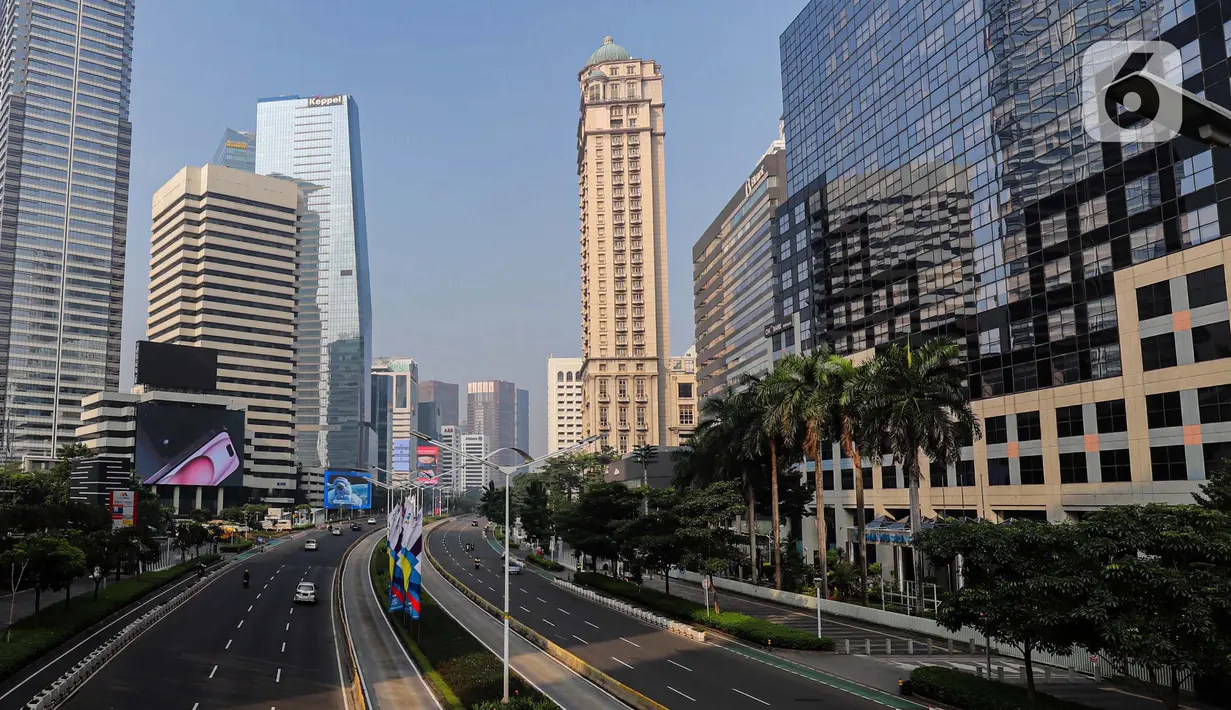 Suasana arus lalu lintas dan kawasan perkantoran di kawasan jalan Jenderal Sudirman, Jakarta, Senin (17/6/2024). (Liputan6.com/Angga Yuniar)