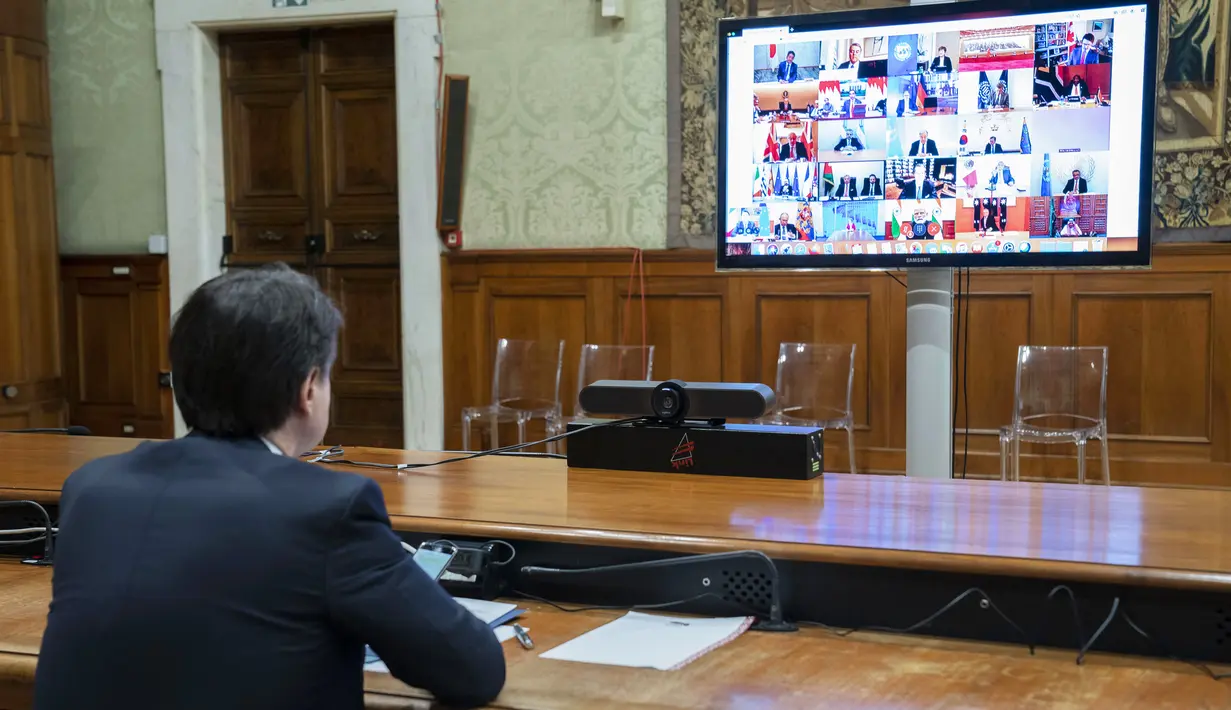 Perdana Menteri Italia Giuseppe Conte saat mengikuti KTT Luar Biasa G20 secara virtual dari Istana Chigi di Roma, Italia, Kamis (26/3/2020). Para pemimpin dunia mengkoordinasikan respons global terhadap pandemi virus corona COVID-19. (Handout/Palazzo Chigi press office/AFP)