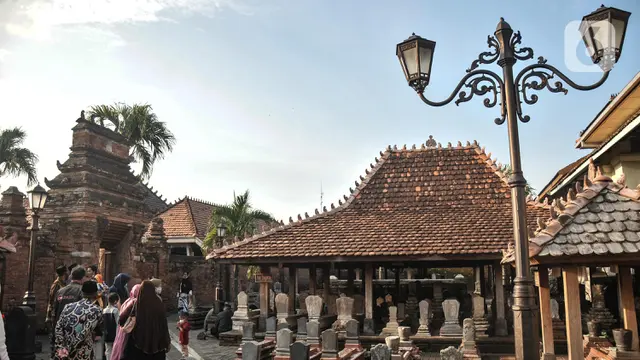 Peziarah Padati Makam Sunan Kudus Jelang Ramadhan