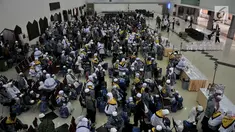 Jemaah haji kelompok terbang (kloter) 2 asal Provinsi Banten tiba di Asrama Haji Pondok Gede, Jakarta, Rabu (29/8). Sebanyak 393 jemaah haji kloter 2 asal Banten tiba di Asrama Haji Pondok Gede sekitar pukul 10.30 WIB. (Merdeka.com/Iqbal S. Nugroho)