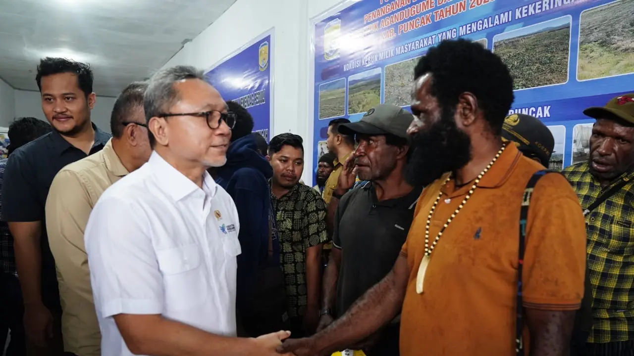Menteri Perdagangan Zulkifli Hasan penyerahan bantuan "Kemendag Peduli" secara simbolis kepada Bupati Puncak Willem Wandik di Posko Tanggap Darurat Penanganan Bencana Kabupaten Puncak di Mimika, Papua Tengah pada Selasa, (19/9/2023). (Dok Kemendag)