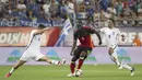 Aksi Lukaku melewati dua pemain Yunani pada laga grup H kualifikasi Piala Dunia 2018 di Georgios Karaiskakis Stadium, Piraeus port, Yunani, (3/9/2017). Belgia menang 2-1. (AP/Yorgos Karahalis)