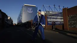  Sinterklas biru dari Fan Everton saat mendukung timnya berlaga di Stadion Goodison Park, (4/12/2016).  (Action Images via Reuters/Carl Recine )