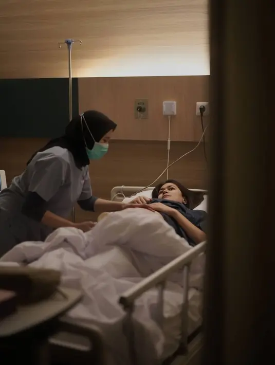 Bukan hanya video, Ringgo juga mengunggah potret Sabai dan sang bayi. Ia menyertakan caption yang menggambarkan proses persalinan Sabai. Ringgo menuliskan, Sabai tidak menjambaknya dan mencakarnya saat persalinan. Sebagai suami, ia pun bangga. (Instagram/ringgoagus)