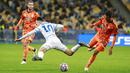 Pemain Juventus, Rodrigo Bentancur, berebut bola dengan pemain Dynamo Kyiv, Mykola Shaparenko, pada laga Liga Champions di Stadion Olimpiyskiy, Rabu (21/10/2020). Juventus menang dengan skor 2-0. (Valentyn Ogirenko/Pool via AP)