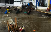 FOTO: Aksi Pekerja Berjibaku Perbaiki Tanggul Jebol yang Bikin Ratusan Rumah di Tangerang Selatan Dikepung Banjir