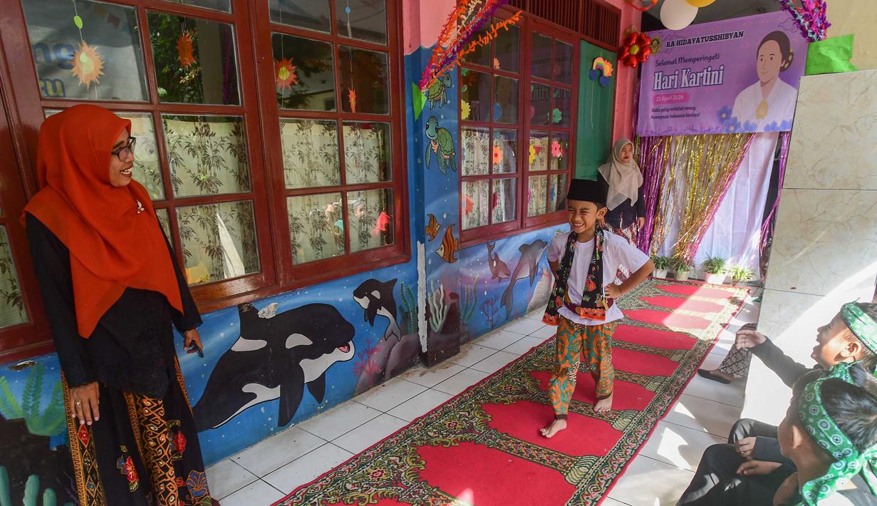 Beberapa siswa mengikuti pergelaran busana tradisional saat peringatan Hari Kartini di Taman Kanak-Kanak Hidayatusshibyan, Cinere, Depok, Jawa Barat, Selasa (21/4/2026). Kegiatan ini menghadirkan beragam pakaian adat dari berbagai daerah di Indonesia dalam suasana meriah dan penuh warna. (merdeka.com/Arie Basuki)