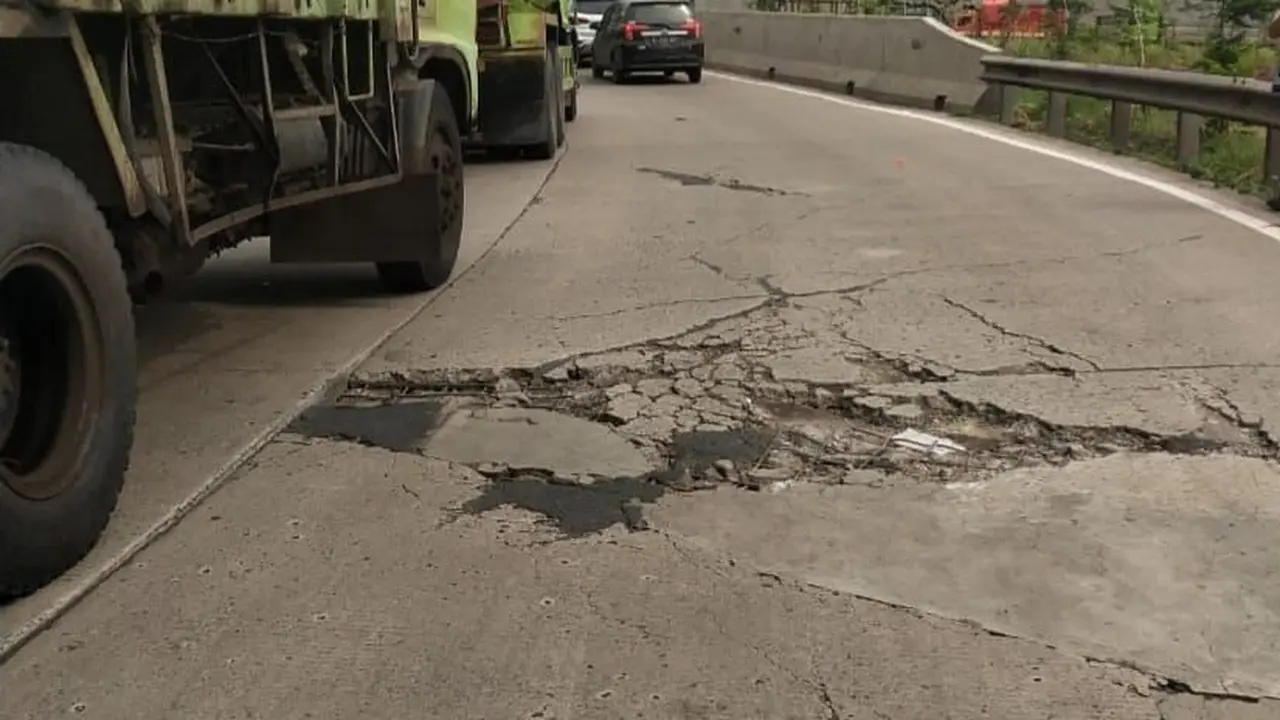 Jasamarga Transjawa Tollroad Regional Division akan melanjutkan pekerjaan rekonstruksi pengerasan beton (rigid pavement) di dua titik Jalan Tol Jakarta-Cikampek.