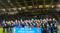 Para pemain Islandia merayakan keberhasilan lolos untuk pertama kali nya ke Piala Dunia setelah mengalahkan Kosovo di Stadion Laugardalsvöllur, Senin (9/10/2017). Islandia menang 2-0 atas Kosovo. (AP/Haraldur Gudjonsson)