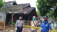 Beberapa petugas satgas pancegahan Covid-19 tengah melakukan penjagaan ketat di area lokasi terjadinya outbreak satu kampung Banjarsari, Bungbulang, Garut. (Liputan6.com/Jayadi Supriadin)