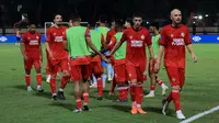 Para pemain Semen Padang tertunduk lesu setelah ditaklukkan Borneo FC dalam laga perdana Liga 1 2024/2025 yang berlangsung di Stadion Sekolah Tinggi Ilmu Kepolisian (STIK), Jakarta Selatan, Senin (12/8/2024). (Bola.com/M Iqbal Ichsan)