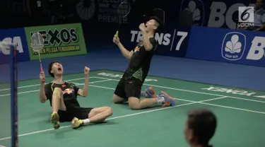 Ganda putra China Li Junhui-Liu Yuchen meluapkan kegembiraan setelah mengalahkan ganda putra Denmark Mathias Boe-Carsten Mogensen dalam final Kejuaraan BCA Indonesia Open 2017 di Jakarta, Minggu (18/6). (Liputan6.com/Faizal Fanani)