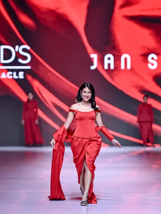 Rambut pendek Dian Sastrowardoyo ditata belah samping dengan aksen heavy curl yang menawan [JFW 2026]