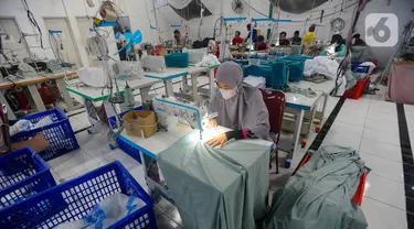 Pekerja menyelesaikan pekerjaan terakhir pembuatan mukena jelang libur hari Lebaran 2024 pada pabrik busana muslim Siti Khadijah di kawasan Limo, Depok, Jawa Barat, Kamis (4/4/2024). (merdeka.com/Arie Basuki)