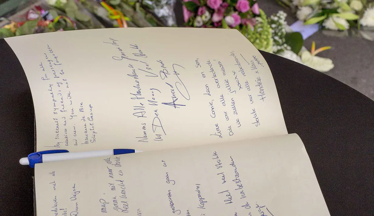 Sebuah buku ucapan belasungkawa untuk korban jatuhnya pesawat Malaysia Airlines MH17 terlihat di letakkan di sebuah meja di di Bandara Schiphol, Belanda, Jumat (18/7/14). (REUTERS/Michael Kooren) 