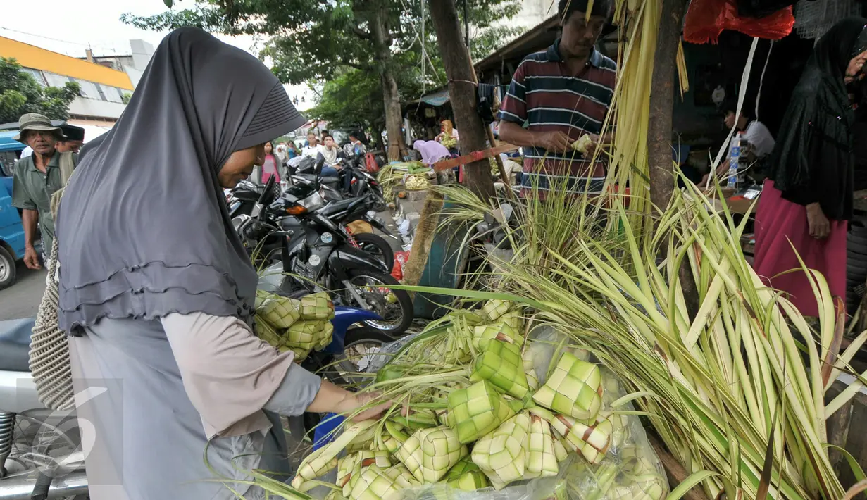 Seorang wanita memilih kulit ketupat di Pasar Minggu, Jakarta Selatan, Senin (4/7). H-2 Hari Raya Idul Fitri, pedagang kulit ketupat mulai kebanjiran pembeli. (Liputan6.com/Yoppy Renato)
