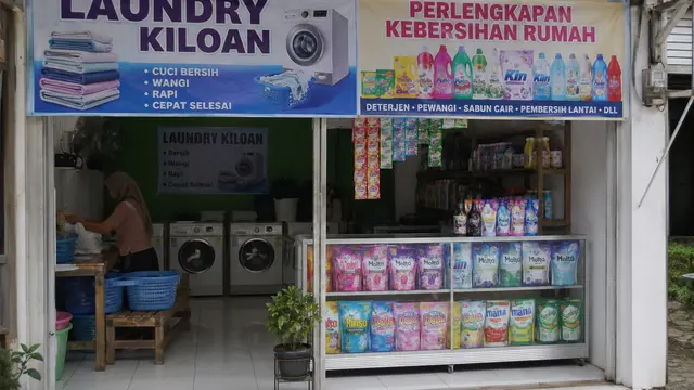 Kombinasi 2 Usaha di Rumah Dekat Lapangan Desa (AI)