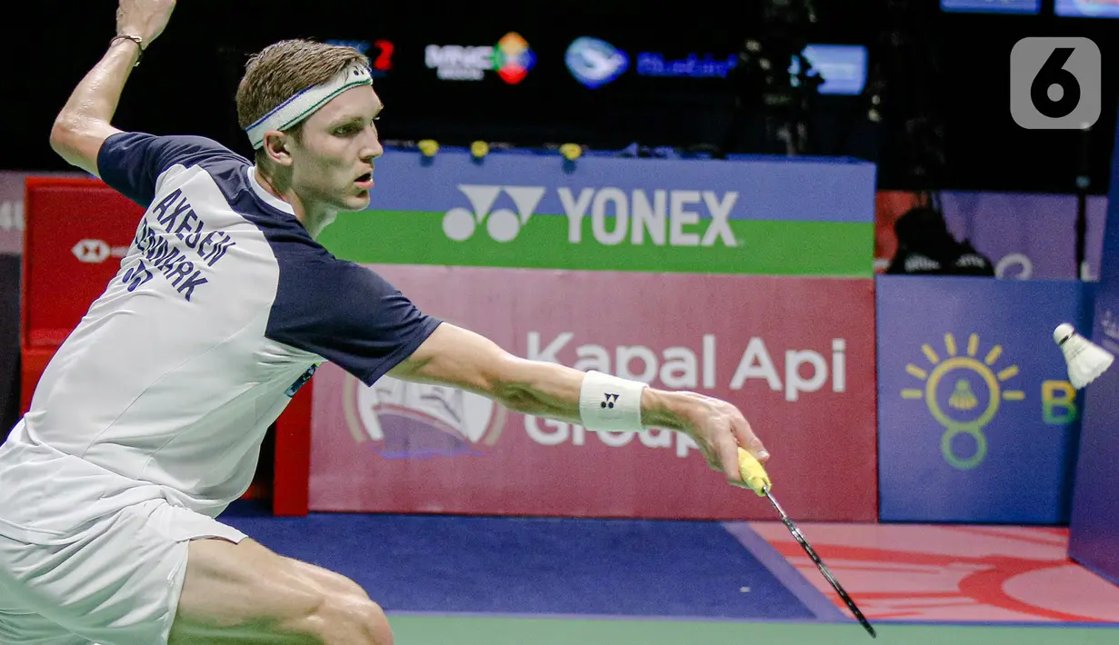 Pebulu tangkis tunggal putra Denmark Viktor Axelsen saat melawan pebulu tangkis tunggal putra China Zhao Jun Peng pada pertandingan final East Ventures Indonesia Open 2022 di Istora Senayan, Jakarta, Minggu (19/6/2022). Viktor Axelsen menjuarai tunggal putra East Ventures Indonesia Open 2022 usai mengalahkan Zhao Jun Peng dengan skor 21-9, 21-10. (Liputan6.com/Faizal Fanani)