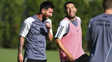 Bek baru Inter Miami Jordi Alba (kanan) dan rekan setimnya Lionel Messi berbicara selama latihan di Florida Blue Training Center di sebelah Stadion DRV PNK di Fort Lauderdale, Florida, pada 1 Agustus 2023. (CHANDAN KHANNA / AFP)