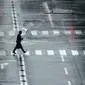 Seorang pria berjalan di tengah hujan yang dibawa oleh Topan Mindulle di Tokyo, Jepang, Jumat (1/10/2021). Topan Mindulle sedang bergerak di lepas pantai Jepang. (AP Photo/Eugene Hoshiko)