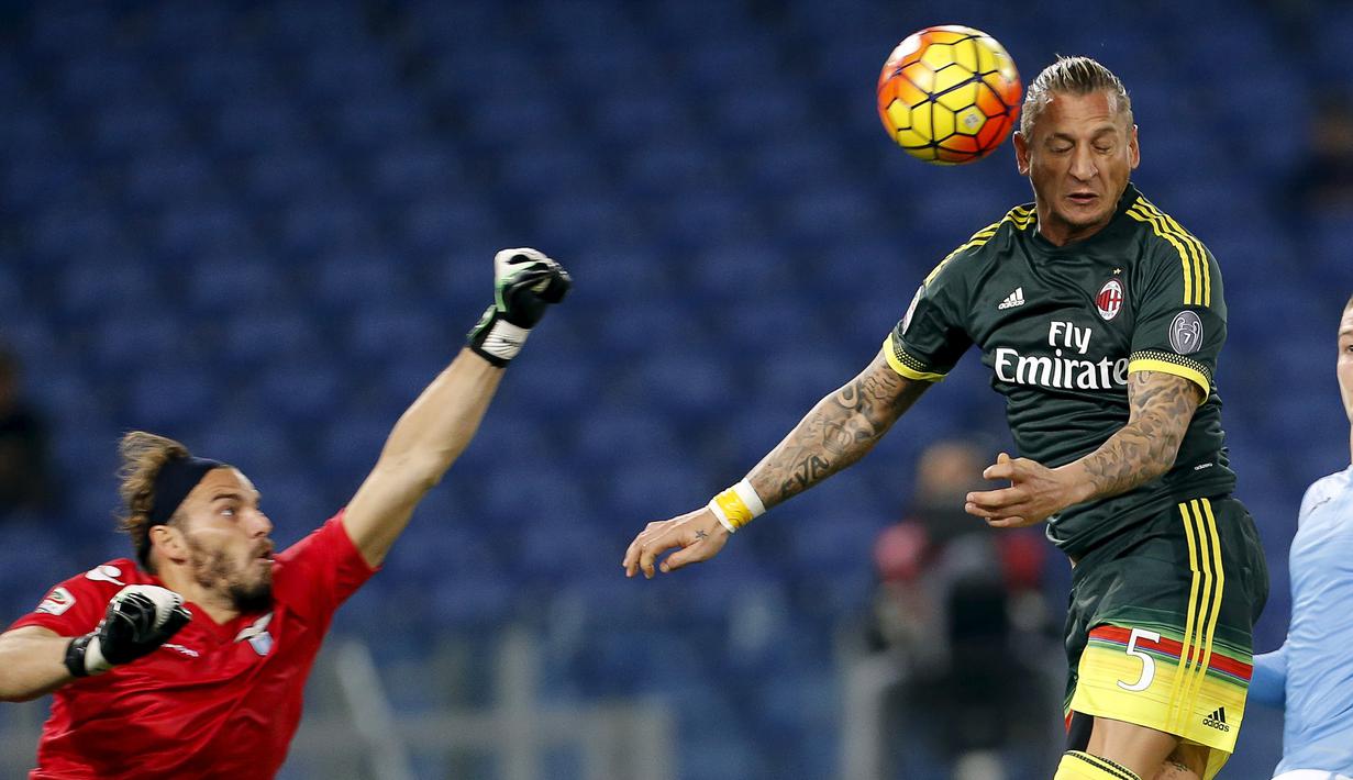Pemain AC Milan, Philippe Mexes (kanan), menyundul bola yang berujung gol ke gawang Lazio dalam laga Serie A Italia di Stadion Olimpico, Roma, Senin (2/11/2015) dini hari WIB. (Reuters/Giampiero Sposito)
