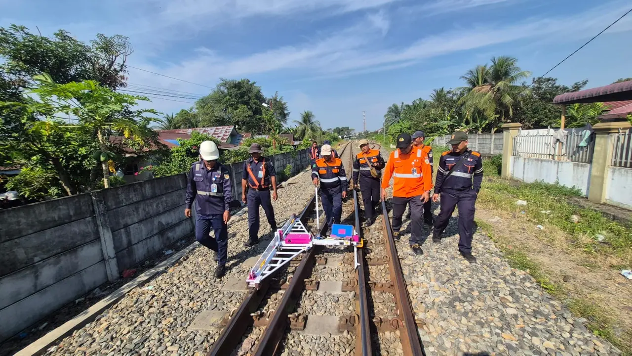 Pengecekan jalur kereta di Medan usai gempa Aceh