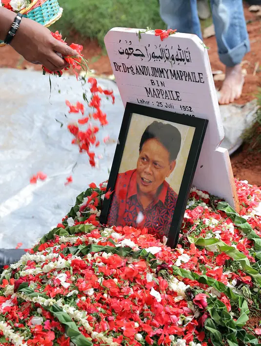 Kiki pun juga menuturkan bahwa ayahandanya merupakan sosok yang sangat kuat dalam melawan penyakitnya. Mengingat sakit tumor yang dideritanya belakangan ini sudah sangat ganas. (Deki Prayoga/Bintang.com)