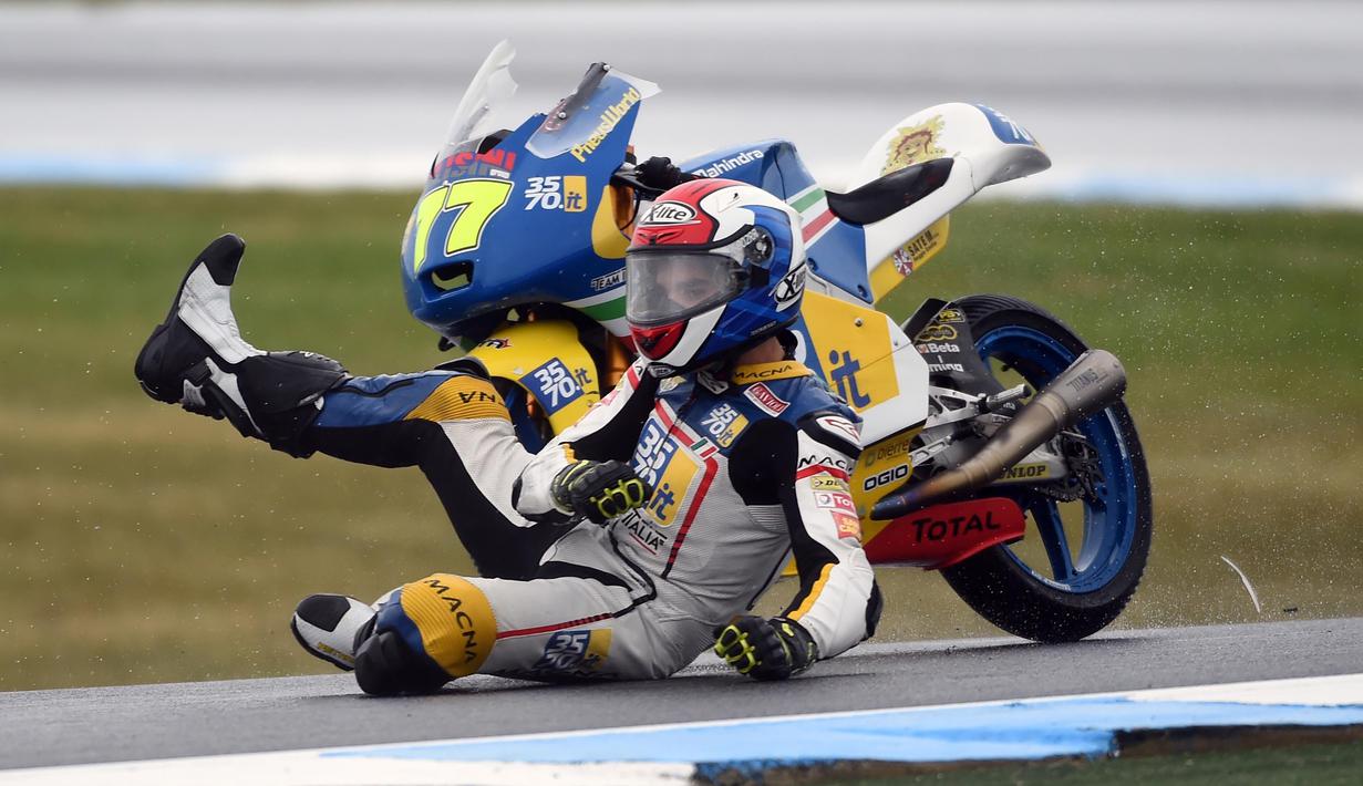 Pebalap 3570 Team Italia, Lorenzo Petrarca terjatuh pada sesi latihan Moto 3 rashes out during the first practice session of the Moto 3 Australian Grand Prix di Phillip Island (21/10/2016). (AFP/ Saeed Khan)