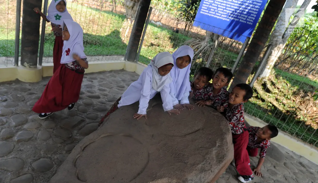 <p>Murid SD melihat prasasti telapak kaki gajah di Prasasti Kebun Kopi, Ciaruteun Ilir, Bogor, Jawa Barat, Rabu (15/8). Kegiatan study tour ini menyambut HUT ke-73 RI sekaligus pengenalan sejarah bangsa Indonesia. (Merdeka.com/Arie Basuki)</p>