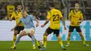 Penyerang Manchester City Erling Haaland bersaing dengan bek Borussia Dortmund Mats Hummels di Signal Iduna Park, Rabu (26/10/2022) dini hari WIB. Kedua tim kemudian sama-sama mengganti pemain dan taktiknya. Akan tetapi kedua tim sama-sama tak bisa mencetak gol sampai akhir laga.  (AP Photo/Martin Meissner)