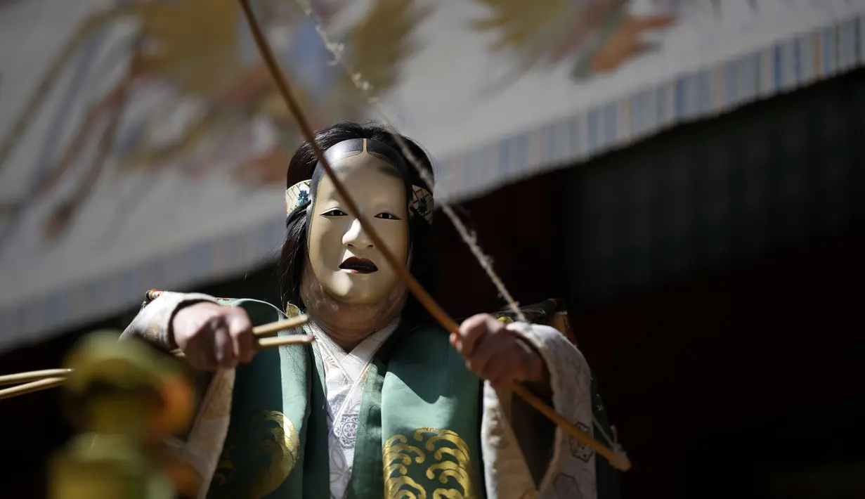 Seorang penari menampilkan drama tari "Noh" selama festival dua tahunan yang disebut "Kanda Matsuri" di kuil Kanda di Tokyo (18/5/2022). Mereka mengatakan itu adalah salah satu dari tiga festival Shinto utama di Tokyo, bahkan dianggap oleh beberapa orang sebagai salah satu dari tiga festival Shinto terpenting di Jepang. (AP Photo/Eugene Hoshiko)