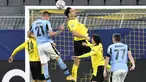 Bek Borussia Dortmund, Mats Hummels (kanan atas) menyundul bola melewati gelandang Lazio, Milinkovic-Savic pada matchday kelima Grup F Liga Champions di Signal Iduna Park, Dortmund, Kamis (3/12/2020) dinihari WIB. Borussia Dortmund cuma berimbang 1-1 dengan Lazio. (AP Photo/Martin Meissner, Pool)