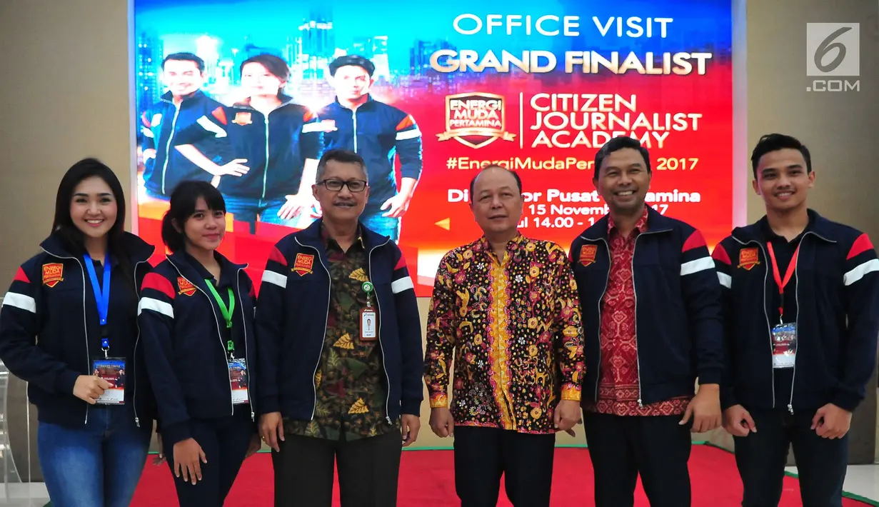 Pemimpin Redaksi Liputan6.com, Mohamad Teguh (ketiga kanan) berfoto bersama Sekretaris Pertamina, Syahrial Mochtar (ketiga kiri) dan perwakilan finalis Citizen Journalist Academy di Kantor Pusat Pertamina, Jakarta, Rabu (15/11).(Liputan6.com/Helmi Afandi)
