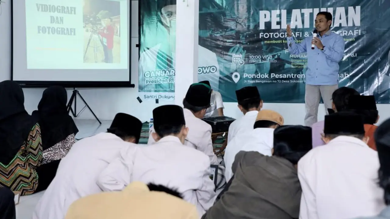 Simpatisan Ganjar Pranowo yang menamai diri mereka Santri Dukung Ganjar (SDG) Jawa Timur mengasah keterampilan dan kreativitas para santri di Kabupaten Tuban dengan ilmu-ilmu kekinian, Sabtu (3/6) (Istimewa)