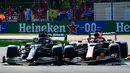 Kecelakaan bermula ketika Hamilton baru keluar pitlane diikuti Verstappen yang ada di belakangnya. Pembalap Red Bull tersebut berusaha melakukan overtake dari sisi dalam saat chicane pertama. (Foto: AFP/Andrej Isakovic)