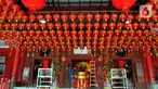 Warga  memasang lampion di Vihara Kwan In Thang, Pondok Cabe, Tangerang Selatan, Banten, Rabu (19/1/2022). Pemasangan lampion dalam rangka menyambut Tahun Baru Cina atau Imlek 1 Februari besok. (merdeka.com/Arie Basuki)