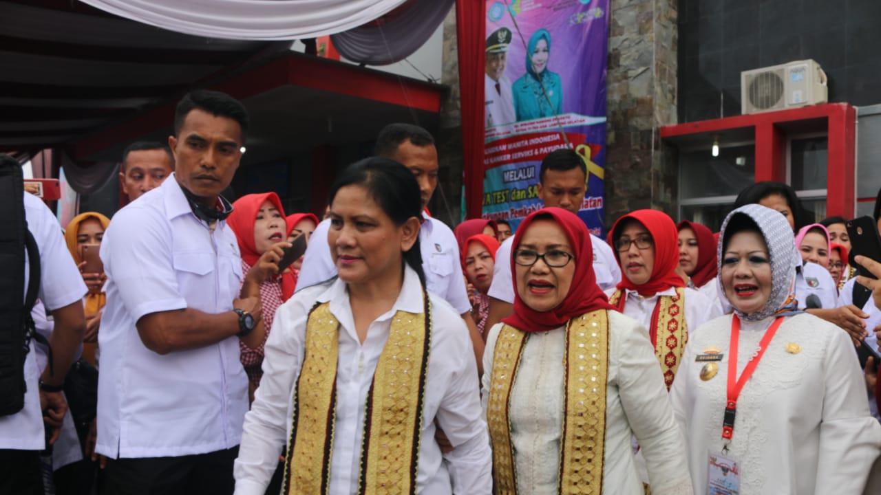 Ibu Negara Iriana Joko Widodo didampingi istri Wakil Presiden Jusuf Kalla, Mufidah Kalla berkunjung ke Lampung Selatan. (Istimewa)