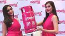 Dua SPG berpose di dekat tabung elpiji warna pink (Bright Gas) saat peluncuran Bright Gas di Jakarta, Jumat (23/10). Gas elpiji baru berwarna pink berkapasitas 5,5 kg ini dijual Rp 66.000/tabung. (Liputan6.com/Angga Yuniar)