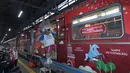 Zabivaka, boneka srigala sang maskot FIFA berdiri di pintu kereta Metro untuk Piala Dunia 2018 pada upacara pembukaan di Moskow, Rusia, Selasa (28/11). Kereta transportasi resmi Piala Dunia 2018 Rusia tersebut diperkenalkan ke publik. (AP/Ivan Sekretarev)